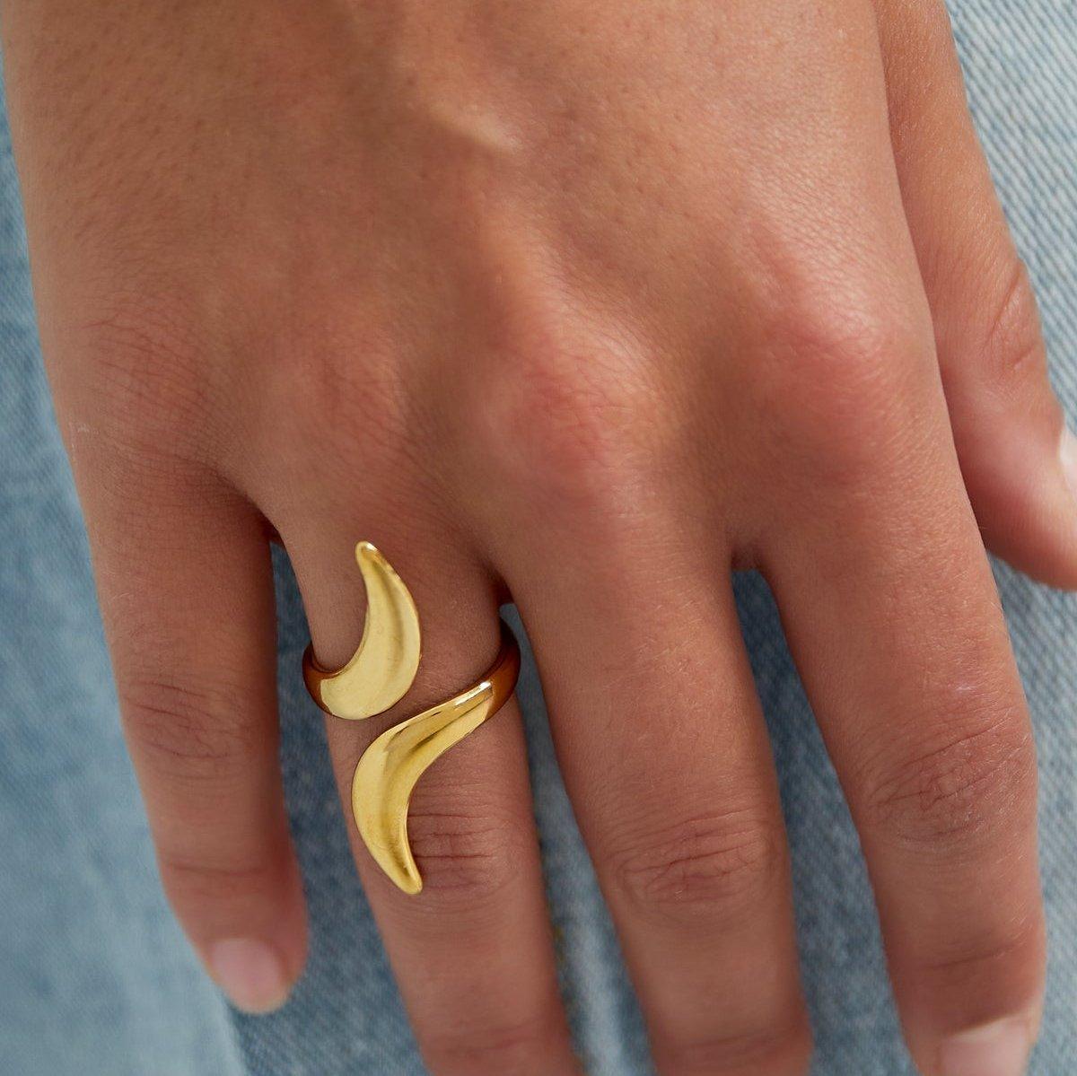 Chic Swirl Ring | Stylish & Modern Jewelry Piece